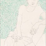 Assise et accoudée, fond blanc cassé